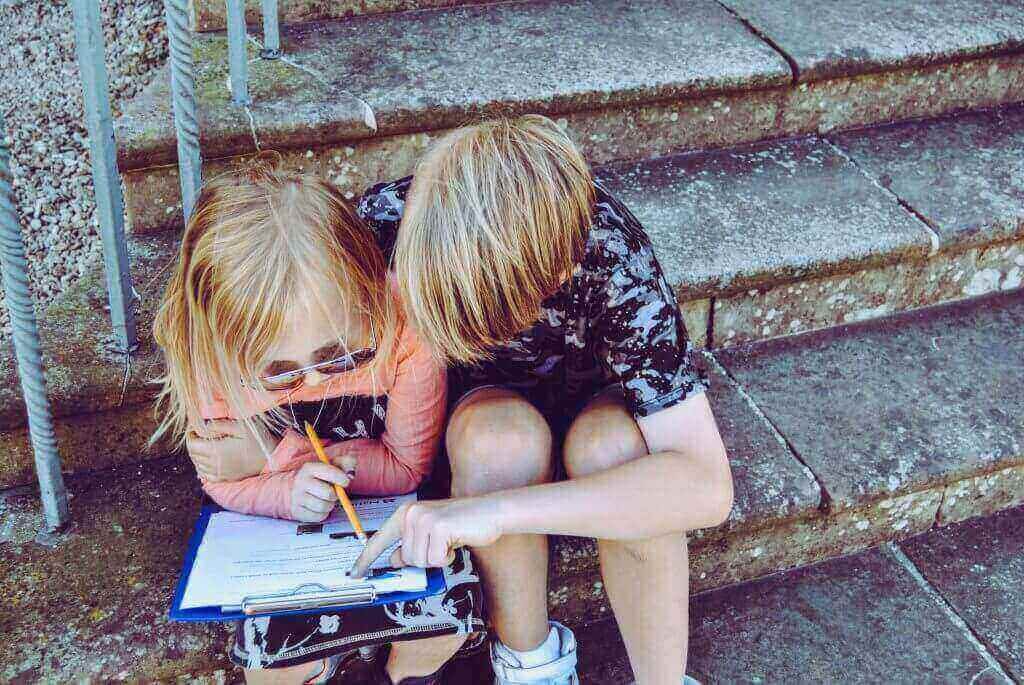 2 enfants aide aux devoirs primaire